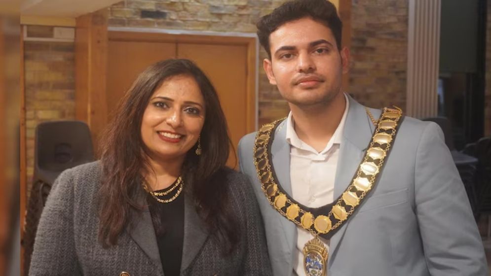 যুক্তরাজ্যে একসঙ্গে মেয়র নির্বাচিত হলেন ভারতীয় বংশোদ্ভূত মা ও ছেলে